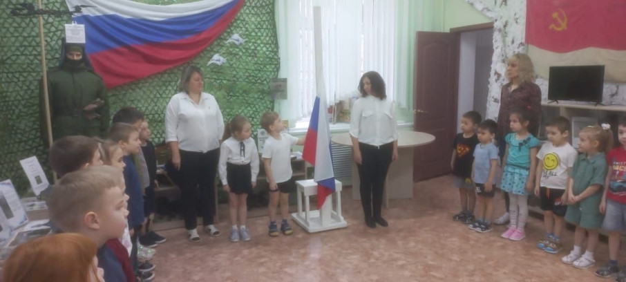 В саду по понедельникам поднятие флага В саду по понедельникам поднятие флага.