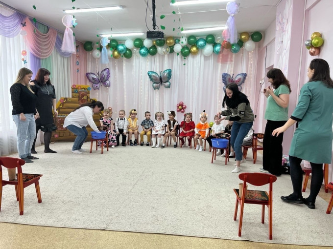 В средней группе №4, прошёл весенний праздник "Весна в гости к нам пришла" В средней группе №4, прошёл весенний праздник "Весна в гости к нам пришла".
